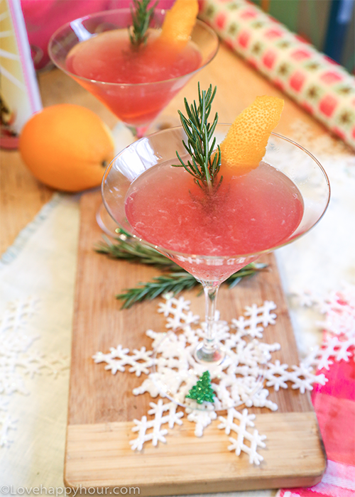 The Christmas Cosmo Cocktail #cocktail #recipe #vodka #Christmas #holidays #Cosmopolitan @lovehappyhour