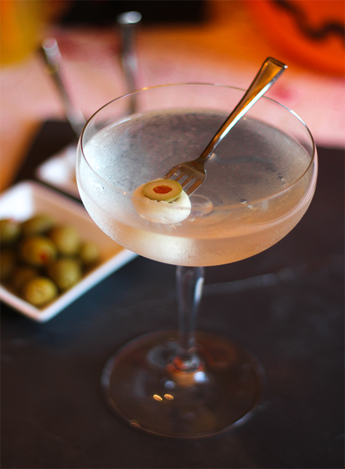 To-dEYE-for Dirty Martini #Halloween #cocktails #recipe #easy #dirtymartini