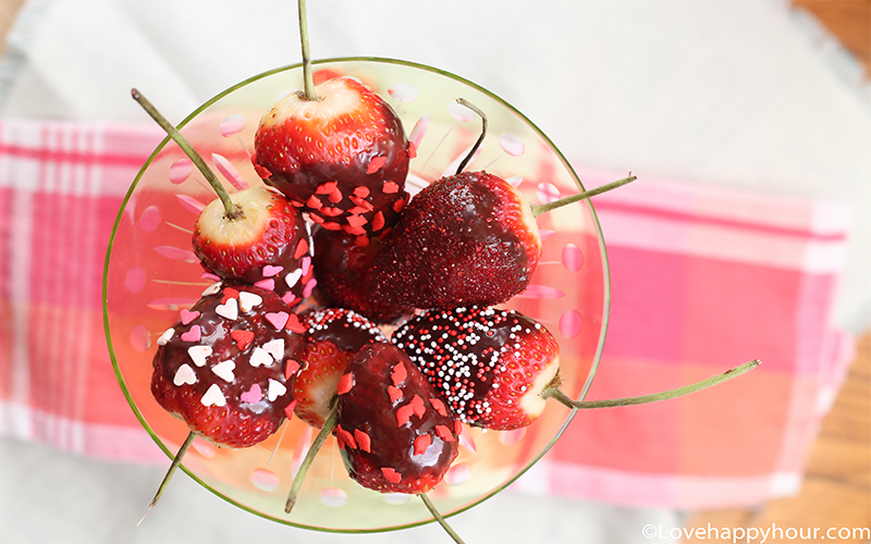 Chocolate Dipped Strawberries for Valentine's Day. #ValentinesDay #gift #DIY #strawberries