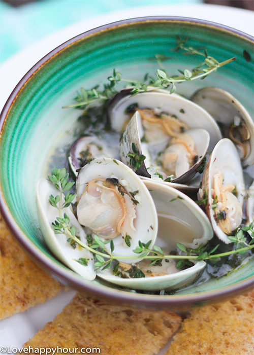 Steamed Littleneck Clams with White Wine & Garlic #clams #recipe #wine #garlic #appetizer