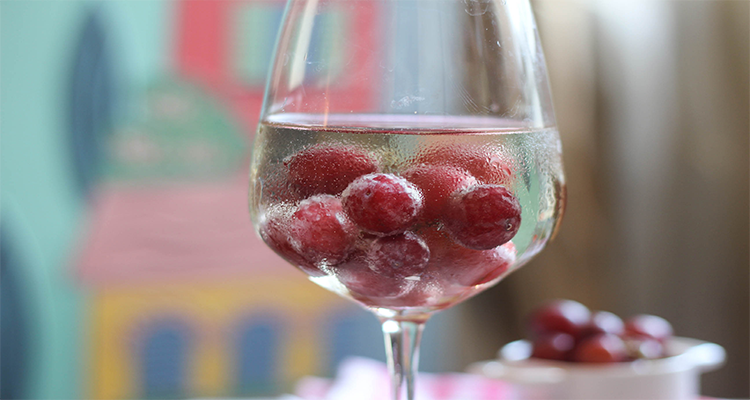 Frozen Grapes to Keep Your Wine Cool #wine